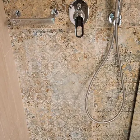 Paradise Vezal Laganas